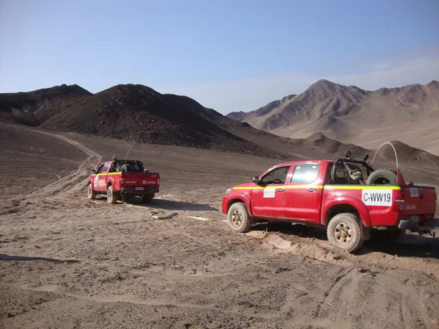 Camioneta 4x4 en camino de alta montaña durante un entrenamiento
