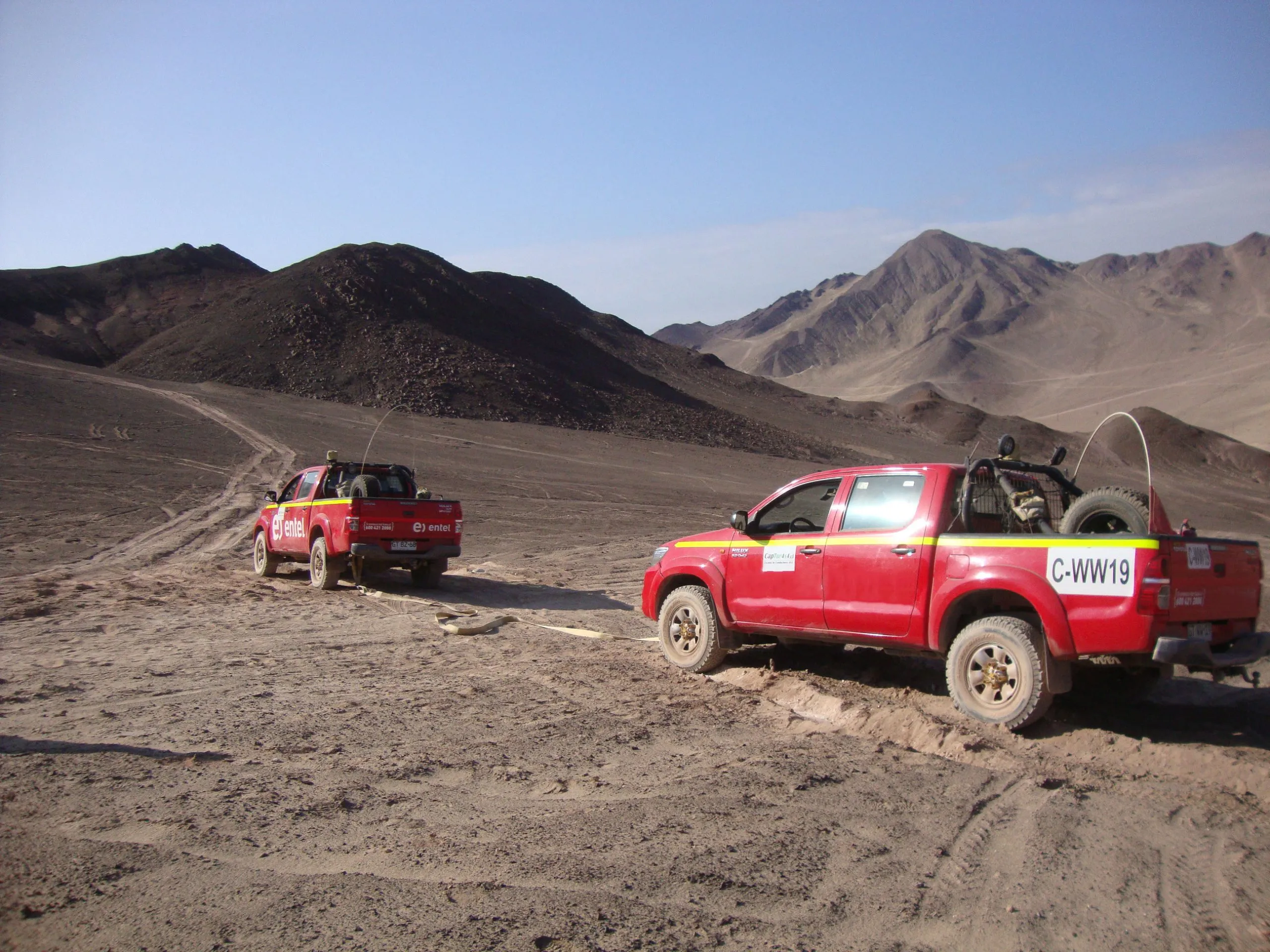 Camioneta 4x4 en camino de alta montaña durante un entrenamiento