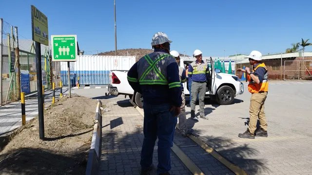 Especialista realizando una auditoría vehicular en terreno