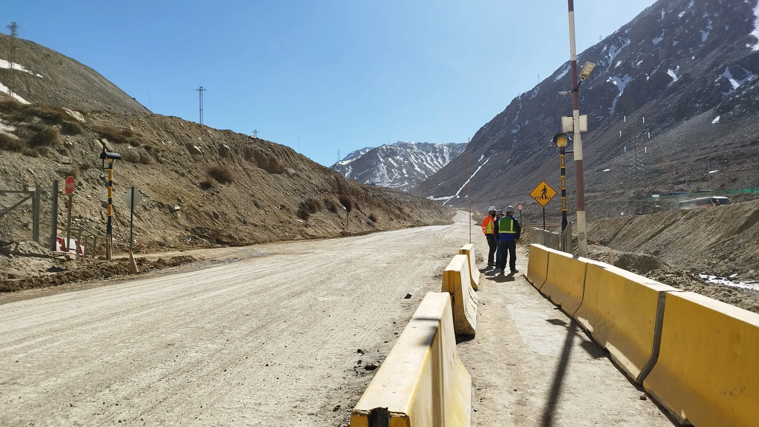 Especialistas de Servicios Expert realizando un levantamiento vial en una ruta de montaña
