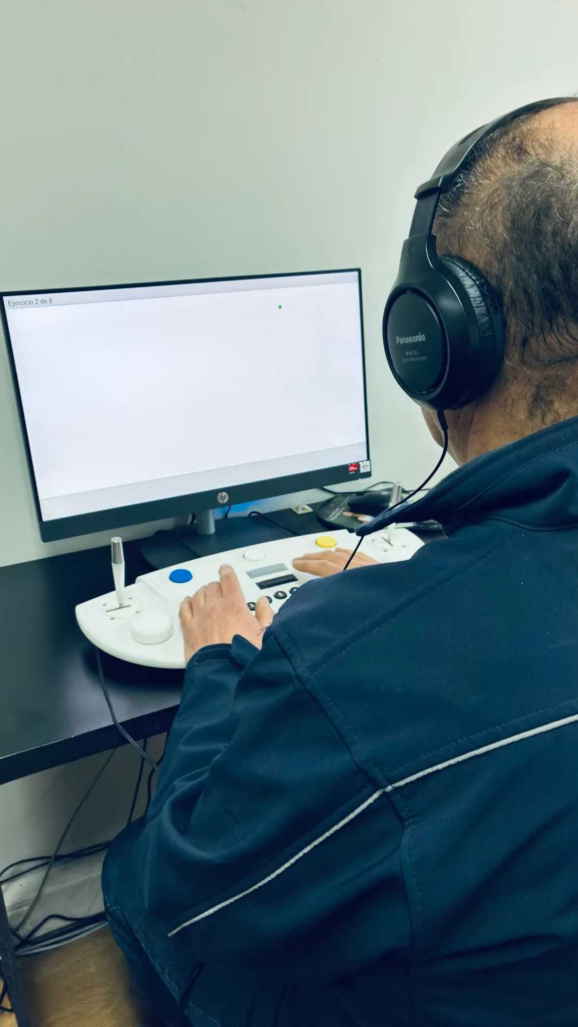 Participante rindiendo un examen psicosensométrico en el laboratorio de Servicios Expert