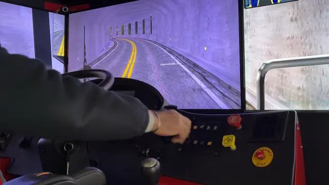 Conductor operando el simulador en un escenario de ruta con túnel