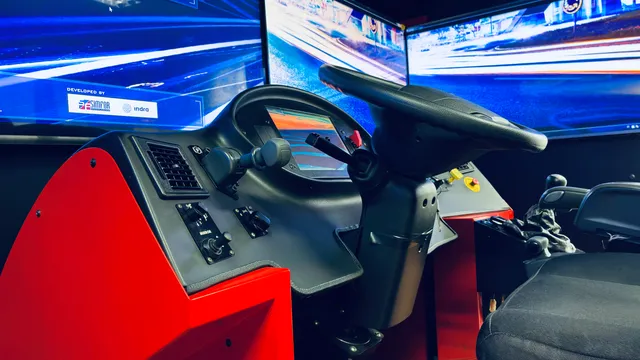 Consola frontal del simulador con tablero digital y controles de vehículo pesado